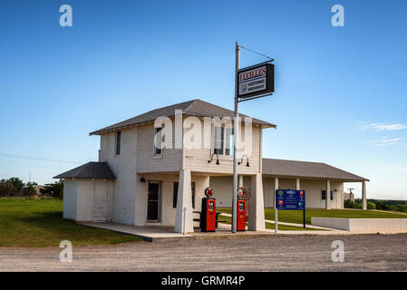 Lucille Service-Station, eine klassische und historische Tankstelle entlang der Route 66 in der Nähe von Hydro, Oklahoma. Stockfoto