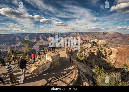 Touristen, die gerne am Südrand des Grand Canyon aus Sicht namens "Mather Point". Stockfoto