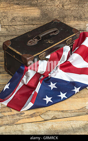 USA-Flagge mit alten Stil Reise Koffer. Selektiven Fokus. Stockfoto