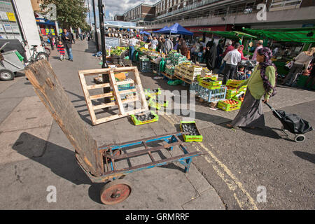 Sack Barrow, Handwagen Wagen Obst Gemüse Marktstand, Markt Handwagen, altes Eisen hergestellt Stockfoto