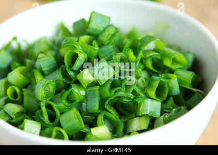 Schnittlauch in Schüssel weiß, Bio grüne Zutat zum Kochen Stockfoto