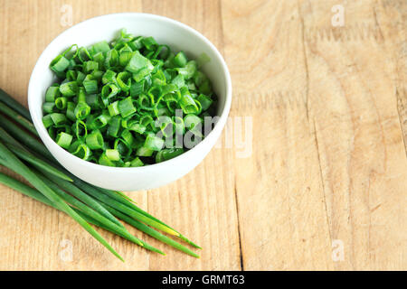 Schnittlauch in Schüssel weiß, Bio grüne Zutat zum Kochen Stockfoto