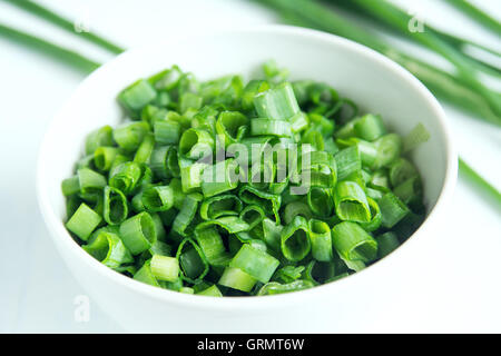 Schnittlauch in Schüssel weiß, Bio grüne Zutat zum Kochen Stockfoto