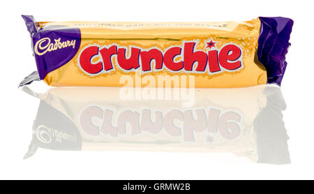 Winneconne, Wisconsin - 23. Juli 2016: Cadbury Crunchie Schokoriegel auf einem isolierten Hintergrund. Stockfoto