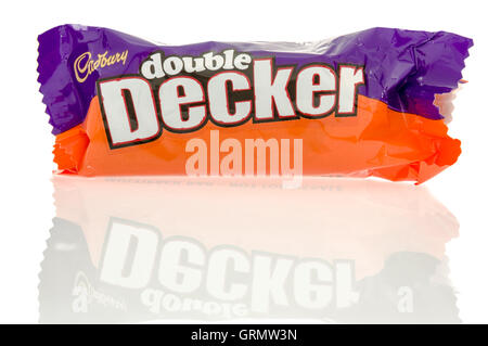 Winneconne, Wisconsin - 23. Juli 2016: Cadbury Doppeldecker Schokoriegel auf einem isolierten Hintergrund. Stockfoto