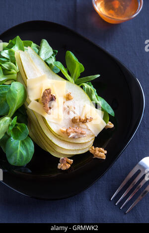 Birnen-Salat mit Parmesan-Käse und Walnüssen Stockfoto