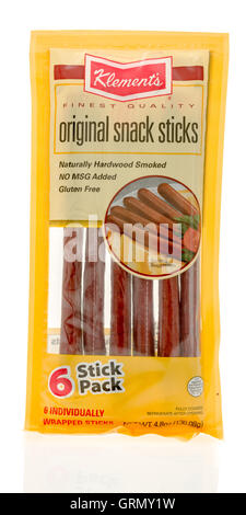 Winneconne, Wisconsin - 29. Juli 2016: Paket von Klement snack Sticks auf einem isolierten Hintergrund. Stockfoto