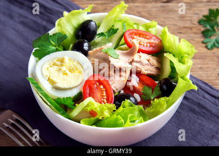 Thunfisch-Salat mit Ei, Tomaten, schwarzen Oliven, Reis und grünen hautnah Stockfoto