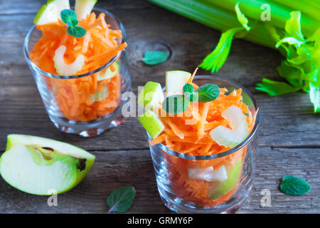 Karottensalat mit grünem Apfel und Sellerie in Gläsern Teil Stockfoto