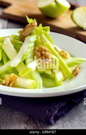 Waldorf-Salat mit grünem Apfel, Sellerie und Walnüsse hautnah Stockfoto