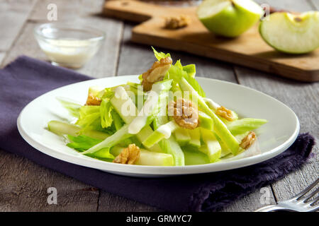 Waldorf-Salat mit grünem Apfel, Sellerie und Walnüssen über rustikale Holz Hintergrund Stockfoto