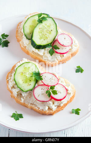 Vegetarische Sandwiches mit Ricotta-Käse und frischem Gemüse Stockfoto