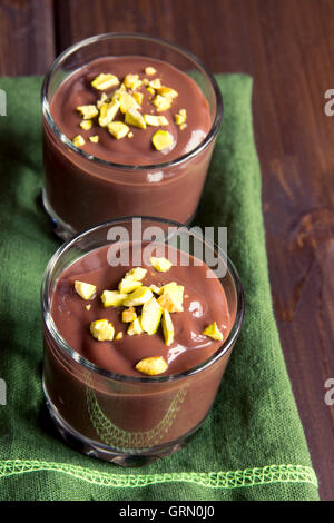Schokoladen-Mousse Dessert mit Pistazien im Bereich Brillen Stockfoto