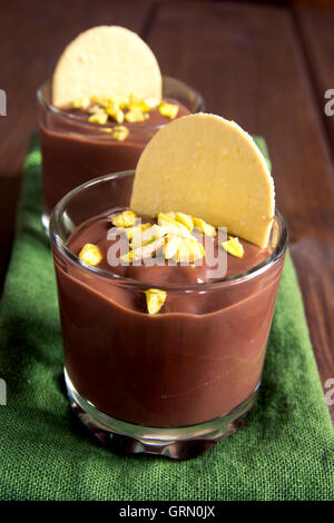 Schokoladen-Mousse Dessert mit Pistazien im Bereich Brillen Stockfoto