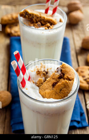 Hausgemachter Milchshake mit Schokolade-chips Cookies und Nüssen auf rustikalen Holztisch hautnah Stockfoto