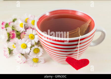 Kamillentee mit einem Bouquet von frischen Blumen Stockfoto