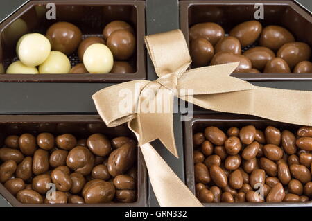 Praline in einer Geschenkbox mit Schleife gebunden Stockfoto