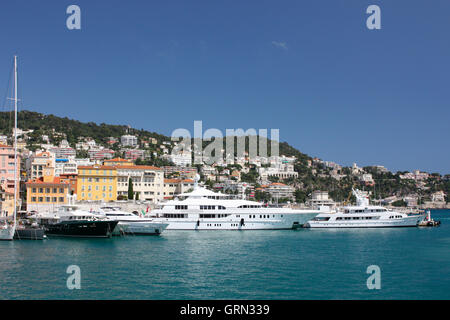 Yachten mit deflationierten Segel auf der Meeresoberfläche gebaut Stockfoto