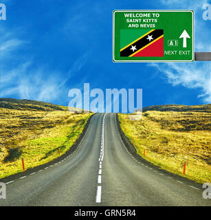 St. Kitts und Nevis Straßenschild gegen klar blauen Himmel Stockfoto