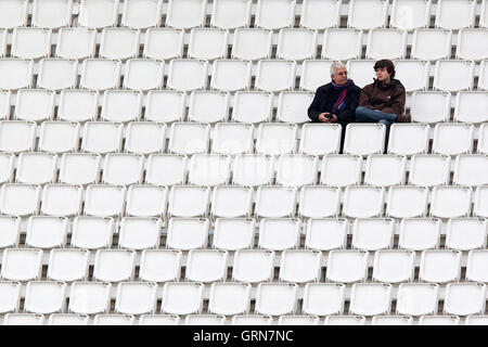 Zuschauer blicken auf während drei Tages - Hampshire CCC Vs Essex CCC - LV County Championship Division zwei Cricket an der Ageas Schüssel, Hedge Ende, Southampton - 26.09.13 Stockfoto