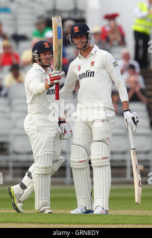 Graham Napier von Essex (L) feiert ein Jahrhundert für seine Mannschaft - Lancashire CCC Vs Essex CCC - LV County Championship Division zwei Cricket im Emirates Old Trafford, Manchester - 05.07.13 Stockfoto