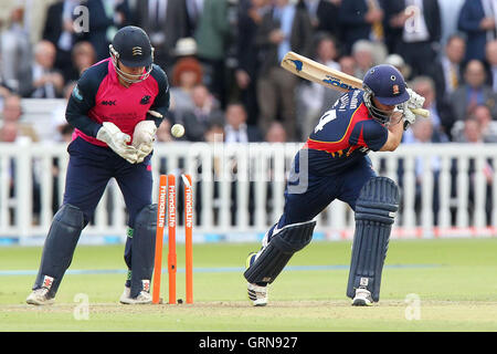 Mark Pettini von Essex wird durch Ravi Patel - Middlesex Panthers Vs Essex Adler - Freunde Leben T20 Cricket Lords Ground, St Johns Wood, London - 07.04.13 rollte heraus Stockfoto