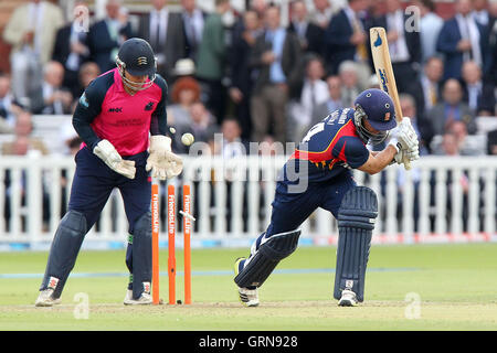 Mark Pettini von Essex wird durch Ravi Patel - Middlesex Panthers Vs Essex Adler - Freunde Leben T20 Cricket Lords Ground, St Johns Wood, London - 07.04.13 rollte heraus Stockfoto