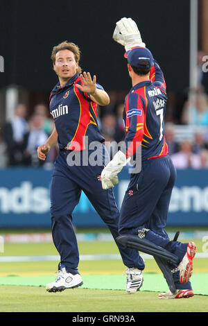 Graham Napier (L) von Essex feiert das Wicket Paul Stirling mit James Foster - Middlesex Panthers Vs Essex Adler - Freunde Leben T20 Cricket Lords Ground, St Johns Wood, London - 07.04.13 Stockfoto