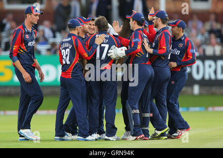 Essex-Spieler feiern das Wicket Paul Stirling - Middlesex Panthers Vs Essex Adler - Freunde Leben T20 Cricket Lords Ground, St Johns Wood, London - 07.04.13 Stockfoto