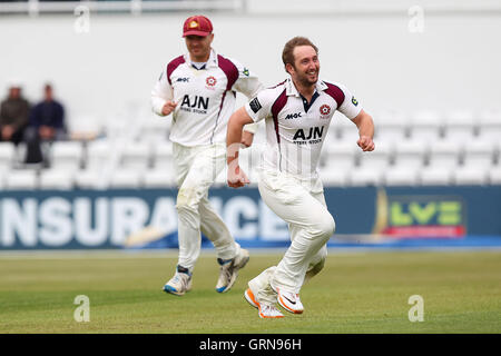 Steven Crook von Northants feiert das Wicket Ravi Bopara - Northamptonshire CCC Vs Essex CCC - LV County Championship Division zwei Cricket auf dem County Ground, Northampton - 17.04.13 Stockfoto