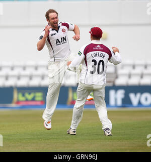 Steven Crook von Northants feiert das Wicket Ravi Bopara mit Kyle Coetzer - Northamptonshire CCC Vs Essex CCC - LV County Championship Division zwei Cricket auf dem County Ground, Northampton - 17.04.13 Stockfoto