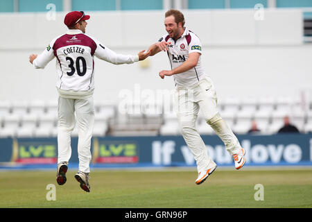 Steven Crook von Northants feiert das Wicket Ravi Bopara mit Kyle Coetzer - Northamptonshire CCC Vs Essex CCC - LV County Championship Division zwei Cricket auf dem County Ground, Northampton - 17.04.13 Stockfoto