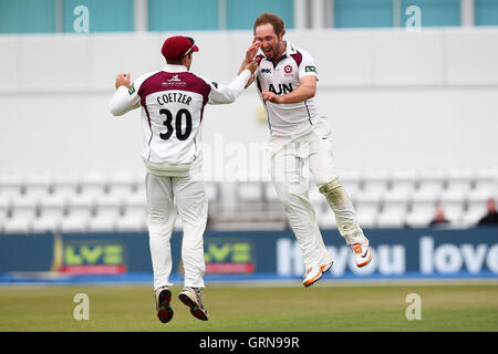 Steven Crook von Northants (R) feiert das Wicket Ravi Bopara - Northamptonshire CCC Vs Essex CCC - LV County Championship Division zwei Cricket auf dem County Ground, Northampton - 17.04.13 Stockfoto