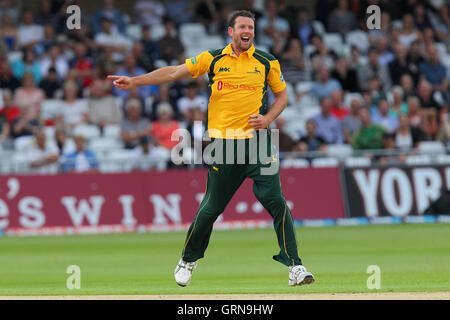 Ian Butler für Nottinghamshire feiert das Wicket Mark Pettini - Nottinghamshire Outlaws Vs Essex Adler - Freunde Leben T20 Cricket im Viertelfinale an der Nottingham Trent Bridge - 08.08.13 Stockfoto