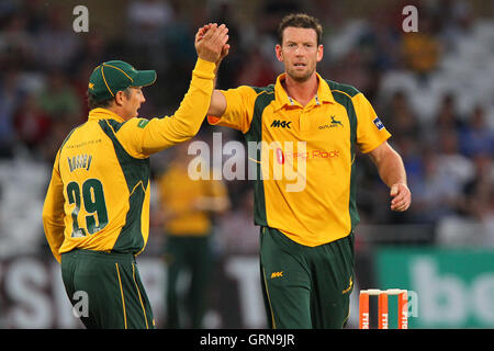 Ian Butler (R) Nottinghamshire feiert das Wicket James Foster - Nottinghamshire Outlaws Vs Essex Adler - Freunde Leben T20 Cricket im Viertelfinale an der Nottingham Trent Bridge - 08.08.13 Stockfoto