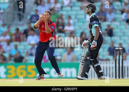 Greg Smith von Essex nimmt einen Fang von seiner eigenen bowling um Zafar Ansari - Surrey Löwen Vs Essex Eagles - schließen Yorkshire Bank YB40 Cricket am Kia Oval, Kennington, London - 08.02.13 Stockfoto