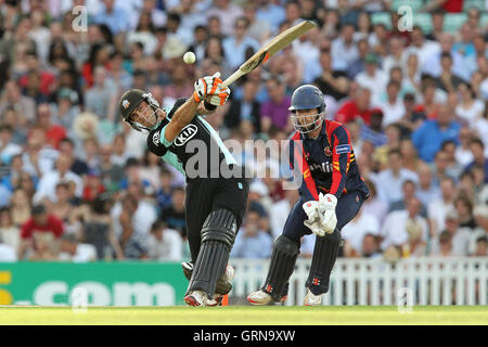 Glenn Maxwell in Aktion für Surrey zu zucken, wie James Foster auf - Surrey Löwen Vs Essex Adler - Freunde Leben T20 Cricket am Kia Oval, Kennington, London - 15.07.13 Stockfoto