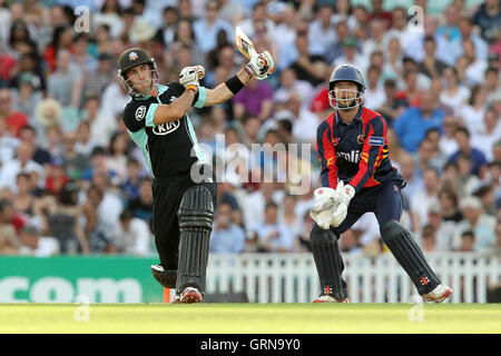 Glenn Maxwell in Aktion für Surrey zu zucken, wie James Foster auf - Surrey Löwen Vs Essex Adler - Freunde Leben T20 Cricket am Kia Oval, Kennington, London - 15.07.13 Stockfoto