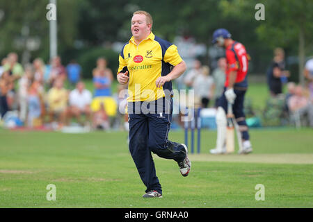 Billy Wright von Upminster feiert das Wicket Jaik Mickleburgh - Upminster CC Vs Essex CCC - David Masters Benefizspiel Upminster Park - 09.01.13 Stockfoto