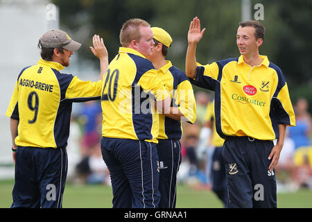 Billy Wright von Upminster feiert das Wicket Jaik Mickleburgh mit seinen Teamkollegen - Upminster CC Vs Essex CCC - David Masters Benefizspiel Upminster Park - 09.01.13 Stockfoto