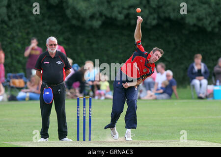 David Masters in Aktion für Essex - Upminster CC Vs Essex CCC - David Masters Benefizspiel Upminster Park - 09.01.13 bowling Stockfoto