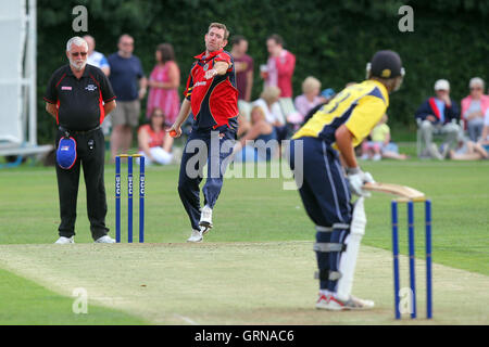 David Masters in Aktion für Essex - Upminster CC Vs Essex CCC - David Masters Benefizspiel Upminster Park - 09.01.13 bowling Stockfoto