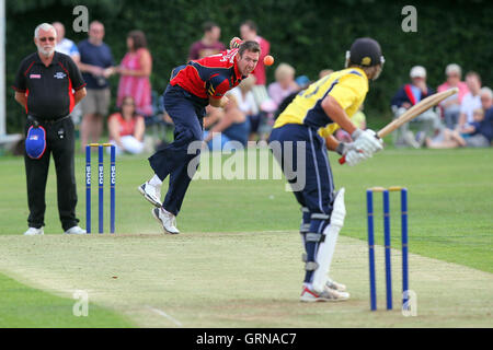 David Masters in Aktion für Essex - Upminster CC Vs Essex CCC - David Masters Benefizspiel Upminster Park - 09.01.13 bowling Stockfoto