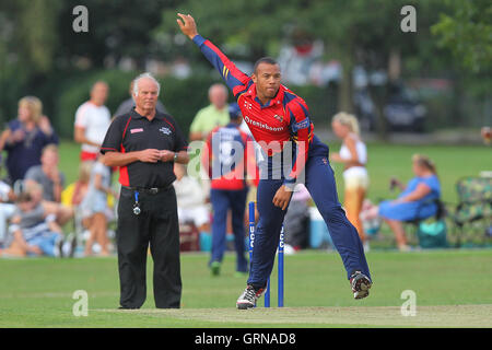 Tymal Mills Schalen Schwung für Essex - Upminster CC Vs Essex CCC - David Masters Benefizspiel Upminster Park - 09.01.13 Stockfoto