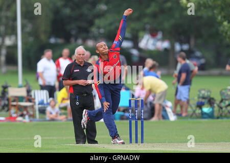 Tymal Mills Schalen Schwung für Essex - Upminster CC Vs Essex CCC - David Masters Benefizspiel Upminster Park - 09.01.13 Stockfoto