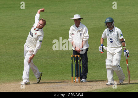 Tom Westley in bowling Aktion für Essex - Worcestershire CCC Vs Essex CCC - LV County Championship Division zwei Cricket in New Road, Worcester - 31.05.13 Stockfoto