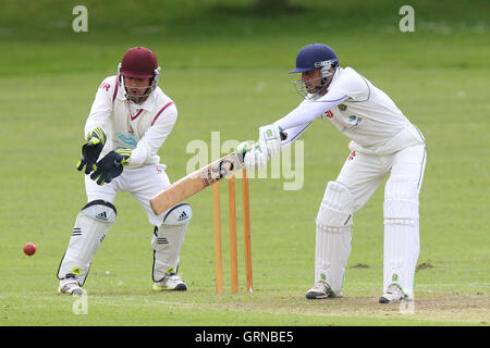 Shahbaz Khan in Wimper Aktion für Harold Wood - Harold Wood CC Vs Brentwood CC - Essex Cricket League bei Harold Wood Park - 05.10.14 Stockfoto