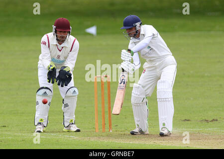 Shahbaz Khan in Wimper Aktion für Harold Wood - Harold Wood CC Vs Brentwood CC - Essex Cricket League bei Harold Wood Park - 05.10.14 Stockfoto