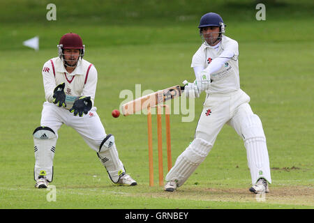 Shahbaz Khan in Wimper Aktion für Harold Wood - Harold Wood CC Vs Brentwood CC - Essex Cricket League bei Harold Wood Park - 05.10.14 Stockfoto