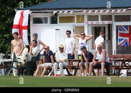 Spieler und Fans blicken auf aus dem Pavillon - Herongate CC Vs Havering Atte Bower CC - Mitte Essex Cricket League - 21.06.14 Stockfoto